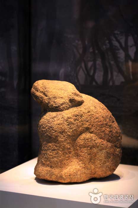Estatua del oso de piedra desenterrada en 1975 - Gongju-si, Chungcheongnam-do, Corea (https://codecorea.github.io)