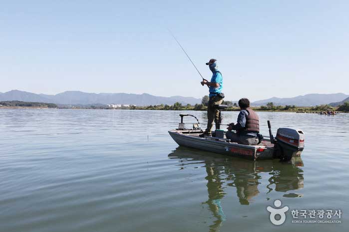 Рыболовы встретились на озере - Chuncheon, Канвондо, Корея (https://codecorea.github.io)