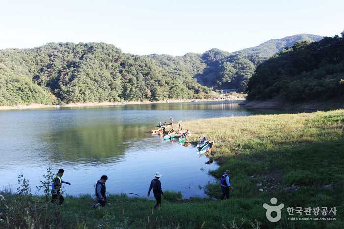 Las canoas descansan un rato cuando entran en contacto con el resto. - Chuncheon, Gangwon, Corea (https://codecorea.github.io)