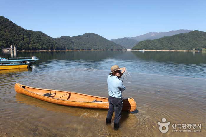 Canoe on the way to the lake - Chuncheon, Gangwon, Korea (https://codecorea.github.io)