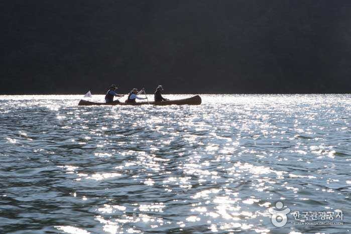 Las canoas pueden acomodar hasta tres adultos. - Chuncheon, Gangwon, Corea (https://codecorea.github.io)