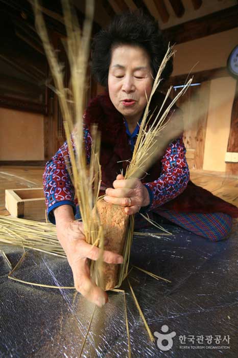 The maid's servant is weaving meju in straw. - Seongju-gun, Gyeongbuk, South Korea (https://codecorea.github.io)