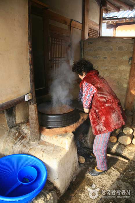 Boiled soybeans and boiled beans to check if they are well cooked - Seongju-gun, Gyeongbuk, South Korea (https://codecorea.github.io)