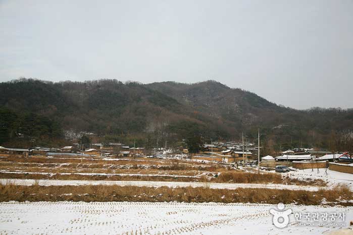 Blick auf den Yeongchwisan-Berg und das Hangae-Dorf vom Dorfeingang aus - Seongju-gun, Gyeongbuk, Südkorea (https://codecorea.github.io)