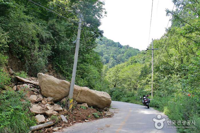 Un rocher qui s'est effondré sur le chemin de la colline - Chuncheon, Gangwon, Corée (https://codecorea.github.io)