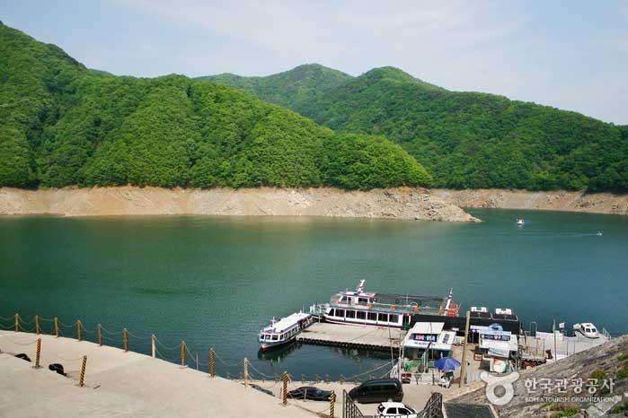 Puedes tomar un bote entrando en Cheongpyeongsa desde el muelle de Soyangho. - Chuncheon, Gangwon, Corea (https://codecorea.github.io)