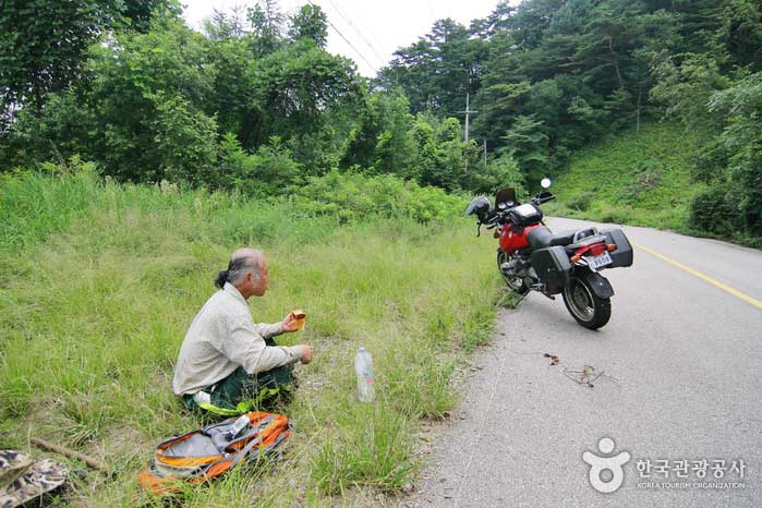 Ein Dorfbewohner, den ich am Hau Pass mit einem Reichtum getroffen habe - Chuncheon, Gangwon, Korea (https://codecorea.github.io)