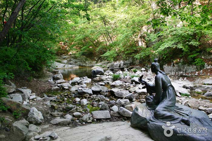 Статуя с историей китайской принцессы и змеи - Chuncheon, Канвондо, Корея (https://codecorea.github.io)