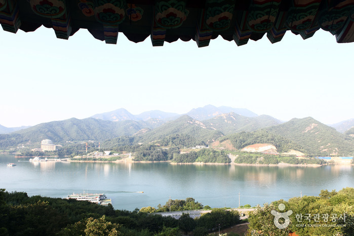 Lago Cheongpung desde lo alto de la Fundación Cultural Cheongpung - Jecheon-si, Chungbuk, Corea (https://codecorea.github.io)