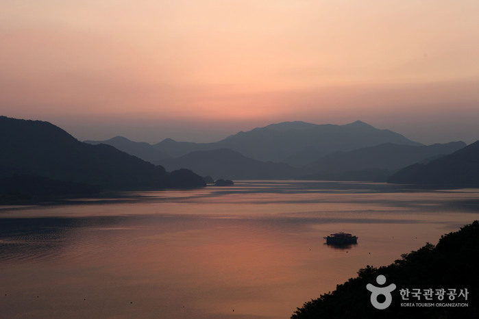 Durch den Sonnenuntergang des Cheongpung-Sees fühlt sich das Binnenmeer echt an - Jecheon-si, Chungbuk, Korea (https://codecorea.github.io)