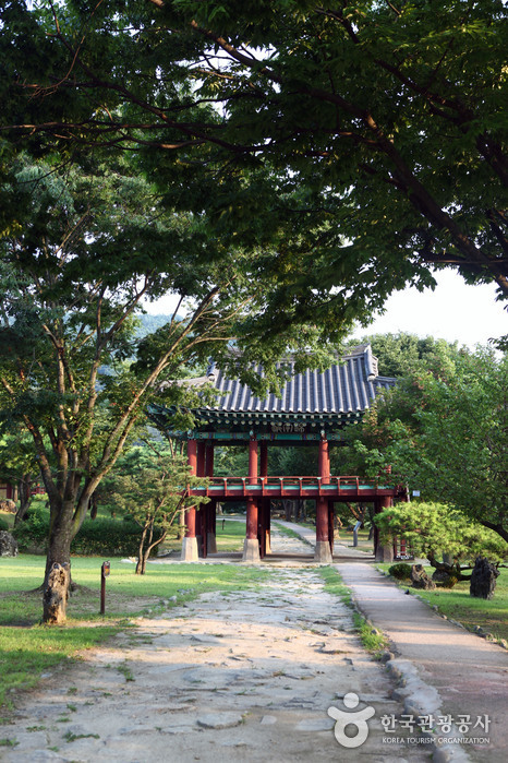 Geumnamru, используемый как ворота для начальной школы Cheongpung - Чечон-си, Чунгбук, Корея (https://codecorea.github.io)