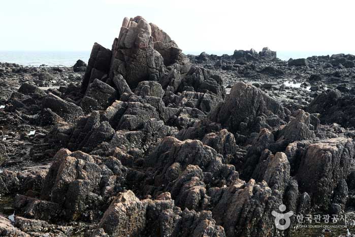 Gatbawi Rock est situé entre Seonnyeo Rock et la plage de sable. - Jung-gu, Incheon, Corée (https://codecorea.github.io)
