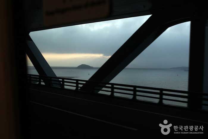 Le train de la mer de l'Ouest a une vue magnifique sur la mer depuis la fenêtre. - Jung-gu, Incheon, Corée (https://codecorea.github.io)