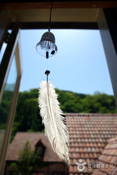 Décor de cristal suspendu à la fenêtre de la chambre d'Oh Young - Chuncheon, Gangwon, Corée (https://codecorea.github.io)