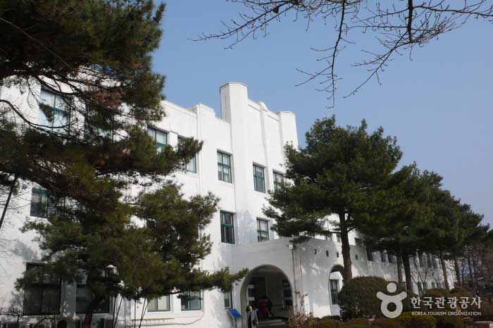 Jeongdok-Bibliothek als Hintergrund im Film - Jongno-gu, Seoul, Korea (https://codecorea.github.io)