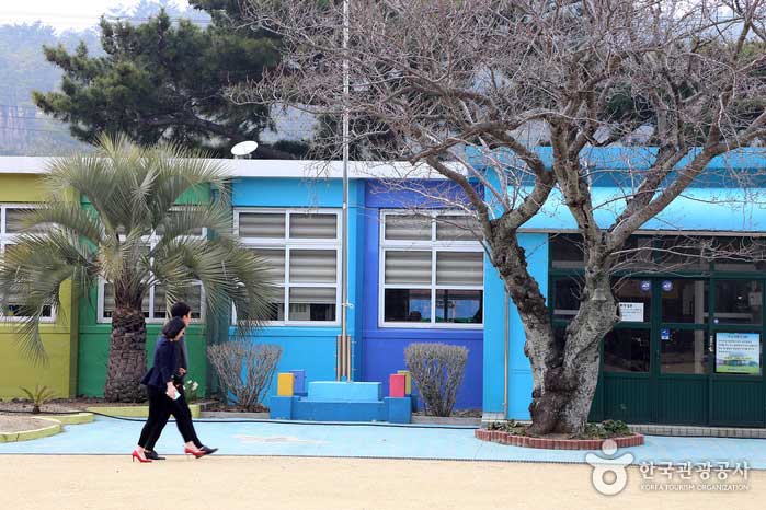 週末下午，夫妻在學校門口散步 - 韓國濟州島西歸浦市 (https://codecorea.github.io)