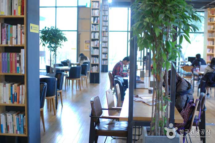Un espacio diseñado para mantener a los visitantes cómodos durante todo el día. - Paju, Gyeonggi-do, Corea (https://codecorea.github.io)