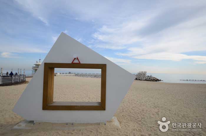 Пляж Гангмун с красивыми сооружениями для фотографирования - Паджу, Кёнгидо, Корея (https://codecorea.github.io)