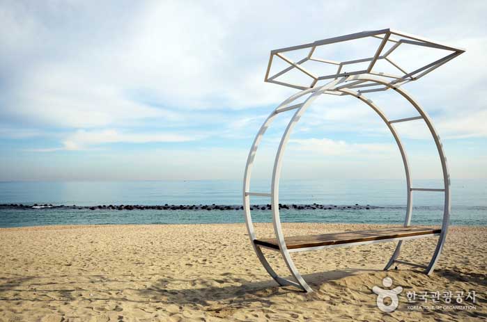 Banco de la playa de Gangmun donde Seongjun y Hyejin se sentaron juntos - Paju, Gyeonggi-do, Corea (https://codecorea.github.io)