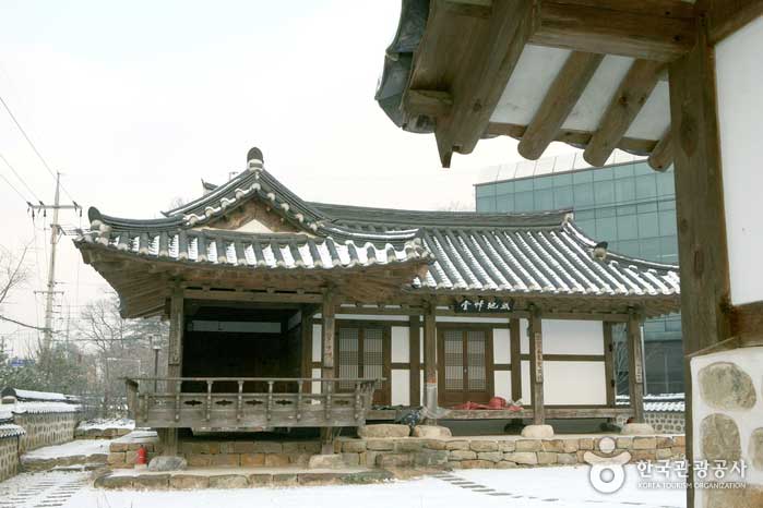 Gwajichodang restauré à côté du musée Chusa - Match de Corée (https://codecorea.github.io)