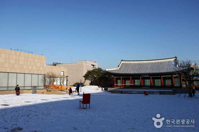 El centro del centro de arte y el patio delantero. - Jongno-gu, Seúl, Corea (https://codecorea.github.io)