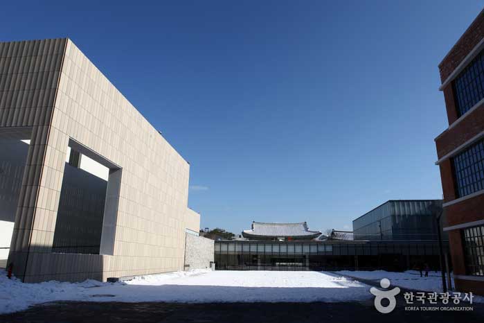 白樺の木陰にあるアートの島、ソウル国立近代美術館、ソウル - 韓国ソウル市J路区