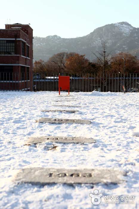 Вид Инвангсана за художественным музеем, как видно из колокола - Чонно-гу, Сеул, Корея (https://codecorea.github.io)