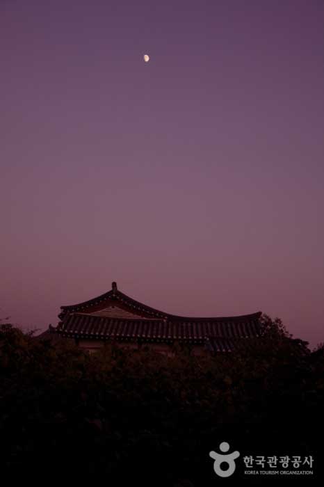 The day is fading and the moon is floating in Byeongam House - Cheongsong-gun, Gyeongbuk, Korea (https://codecorea.github.io)