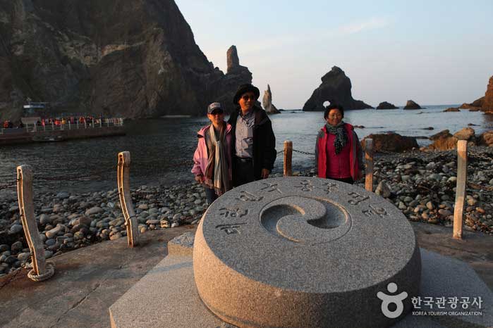 Cover stone to mark the end of the east of Korea - South Korea Gyeongbuk Ulleungdo (https://codecorea.github.io)