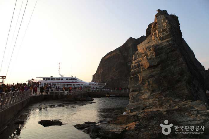 El vasto océano está lleno de varias rocas. - Corea del Sur Gyeongbuk Ulleungdo (https://codecorea.github.io)