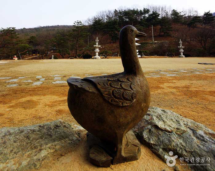 Escultura de aves en el patio de Yeongpyeongsa - Sejong de Corea (https://codecorea.github.io)