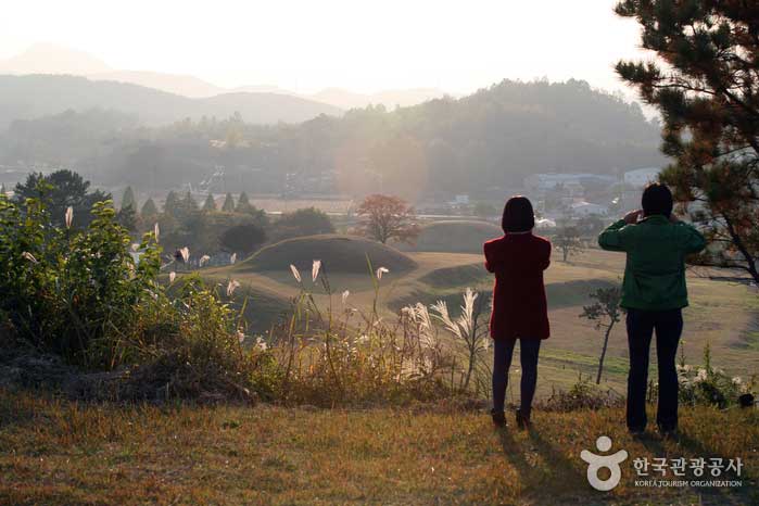 Viajeros mirando alrededor del monte.(남성) - Haman-gun, Gyeongnam, Corea del Sur (https://codecorea.github.io)
