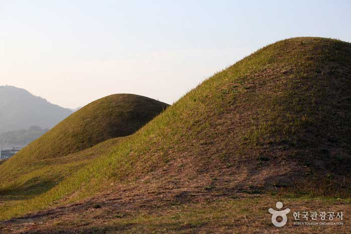 Un tumulus que se eleva bruscamente - Haman-gun, Gyeongnam, Corea del Sur (https://codecorea.github.io)