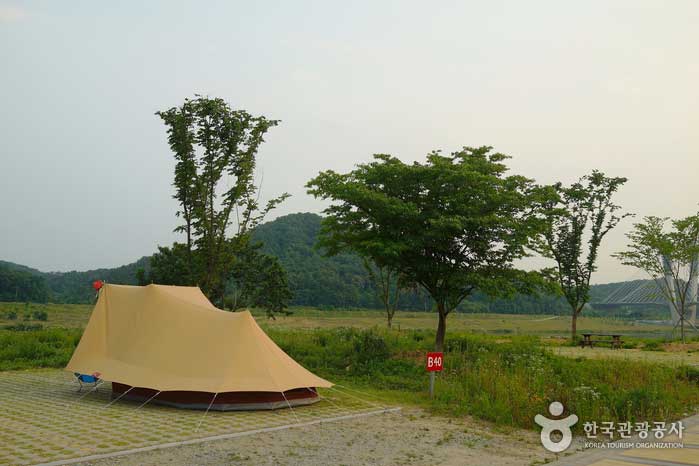 川を見下ろすキャンプ - 大韓民国 (https://codecorea.github.io)