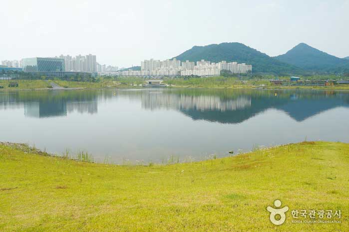 Blick auf den See und die Stadt vom Windhügel aus gesehen - Sejong, Republik Korea (https://codecorea.github.io)