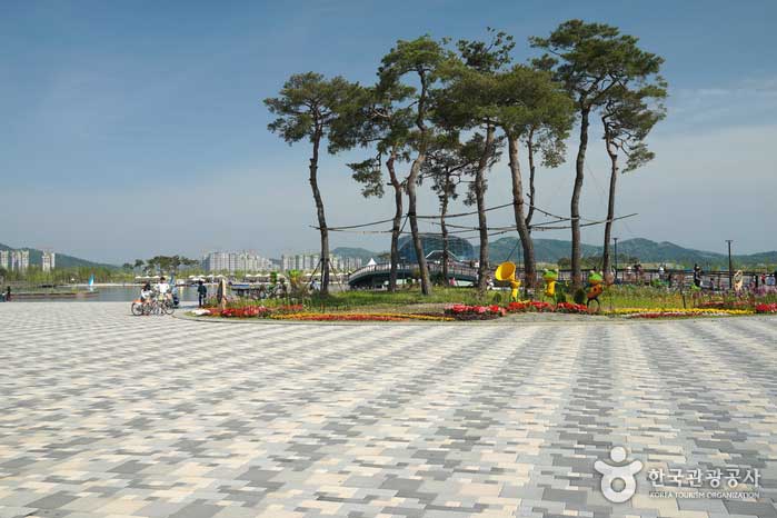 Plaza central del parque del lago Sejong - Sejong, República de Corea (https://codecorea.github.io)