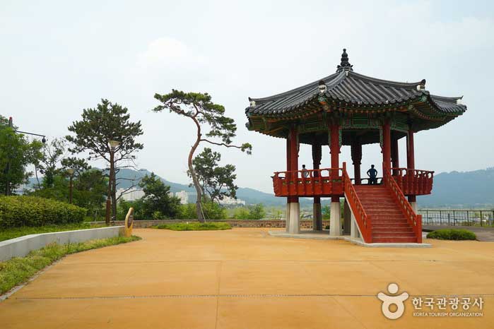 Jangnamjeong dans le parc traditionnel au bord de l'eau - Sejong, République de Corée (https://codecorea.github.io)
