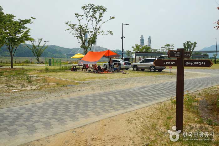 Wide road and camping area - Sejong, Republic of Korea (https://codecorea.github.io)