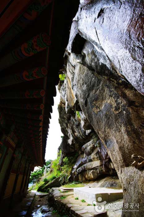 Wenn Sie hinter Jeongbangsas zylindrische Konservierung gehen, kommt Wasser aus dem Felsen. - Jecheon-si, Chungbuk, Korea (https://codecorea.github.io)