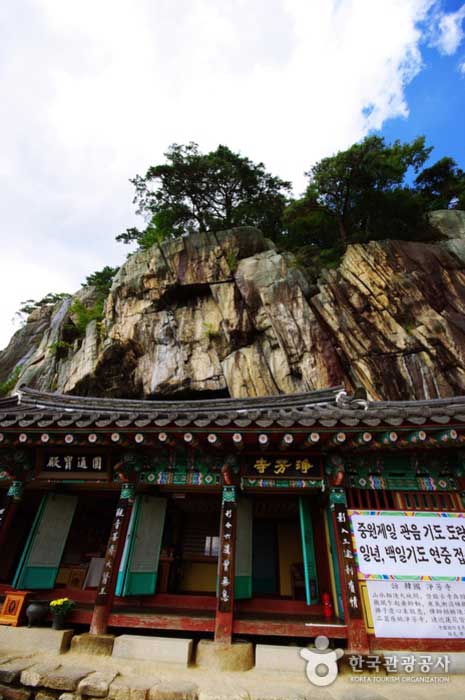 Conservation cylindrique Jeongbangsa. Devant la falaise - Jecheon-si, Chungbuk, Corée (https://codecorea.github.io)
