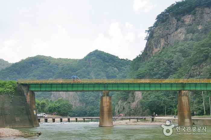 Vélo de chemin de fer passant par le pont sur la rivière de l'île - Yangpyeong-gun, Gyeonggi-do, Corée (https://codecorea.github.io)