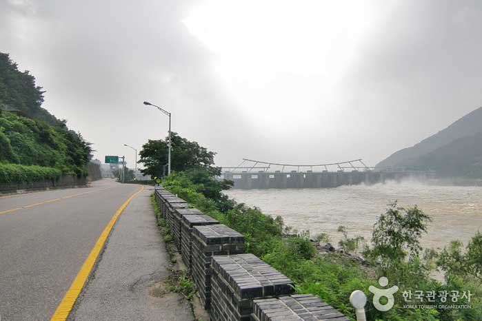 Alte Route 6, die am Paldang-Damm vorbeiführt - Yangpyeong-gun, Gyeonggi-do, Korea (https://codecorea.github.io)