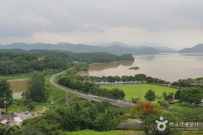 Belle piste cyclable en cours d'exécution tout en regardant le bord du lac de Paldang - Yangpyeong-gun, Gyeonggi-do, Corée (https://codecorea.github.io)