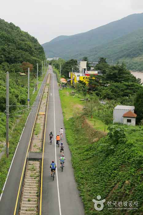 L'endroit où l'ancienne voie ferrée a été supprimée était une piste cyclable. - Yangpyeong-gun, Gyeonggi-do, Corée (https://codecorea.github.io)