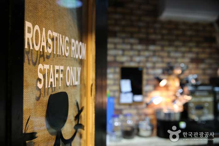 Une salle de torréfaction où M. Beaver étudie toujours le café - Chuncheon, Gangwon, Corée (https://codecorea.github.io)