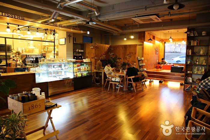 Классный, но очаровательный интерьер кафе - Chuncheon, Канвондо, Корея (https://codecorea.github.io)