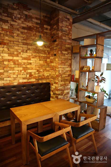 Cool yet charming cafe interior - Chuncheon, Gangwon, Korea (https://codecorea.github.io)