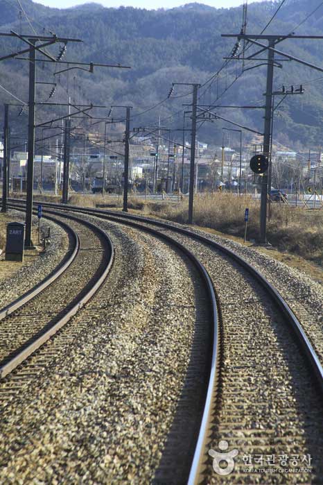 Le rail porte la romance du voyage - Suncheon, Jeonnam, Corée (https://codecorea.github.io)