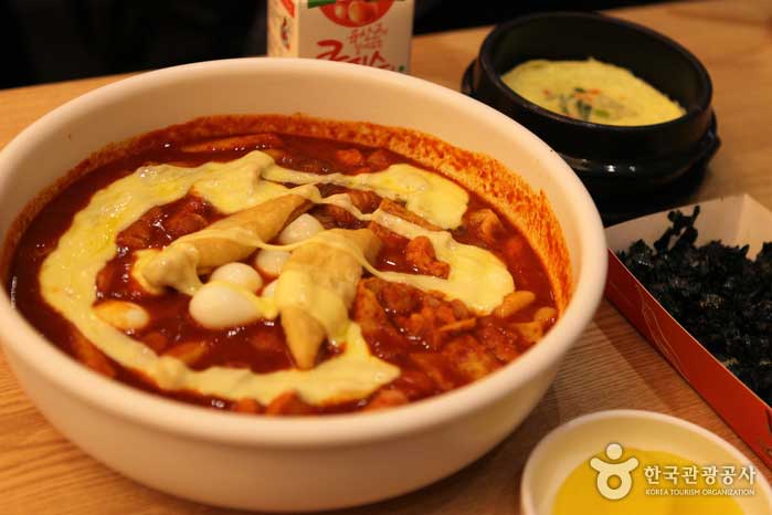 Ensemble de tteokbokki sauté, œuf cuit à la vapeur et boule de riz - Gangdong-gu, Séoul, Corée (https://codecorea.github.io)