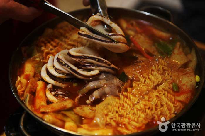 Tteokbokki instantanément avec du calmar entier, qui est un bouillon frais - Gangdong-gu, Séoul, Corée (https://codecorea.github.io)